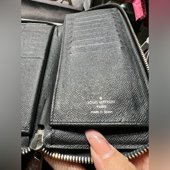Louis Vuitton Damier GUC Graphite
Vertical zippy wallet - Picture 4 of 17